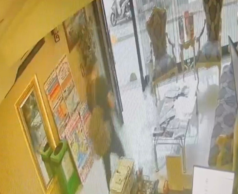 Zehirlenme faciasında çarpıcı görüntü! Böcek ailesini ölüme götüren ilaçlama anı kamerada