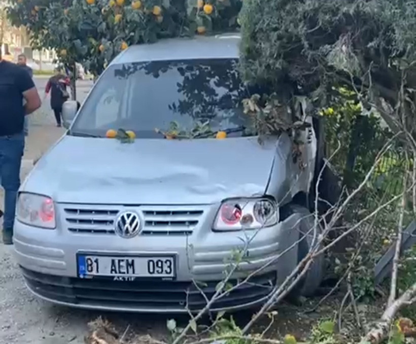 Durakta otobüs bekliyordu! Hızla gelen aracın çarptığı kadın can verdi