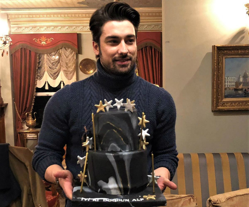 Alp Navruz'a Elimi Bırakma setinde sürpriz doğum günü! - Resim : 2