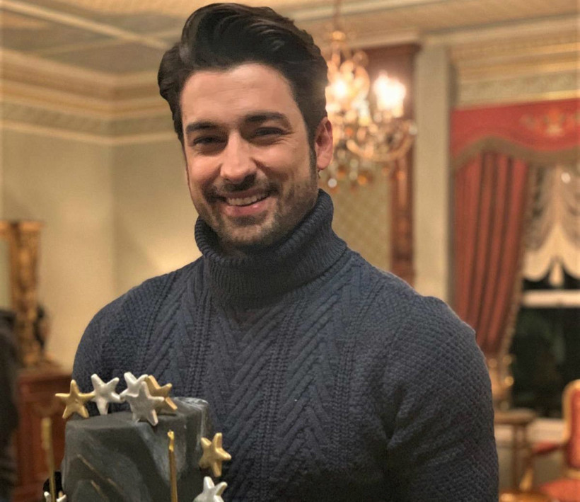 Alp Navruz'a Elimi Bırakma setinde sürpriz doğum günü!