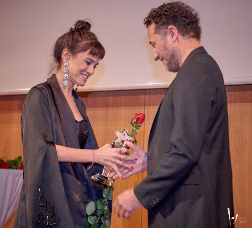 Ünlü oyuncu, Almanya'dan ödülle döndü! - Resim : 2