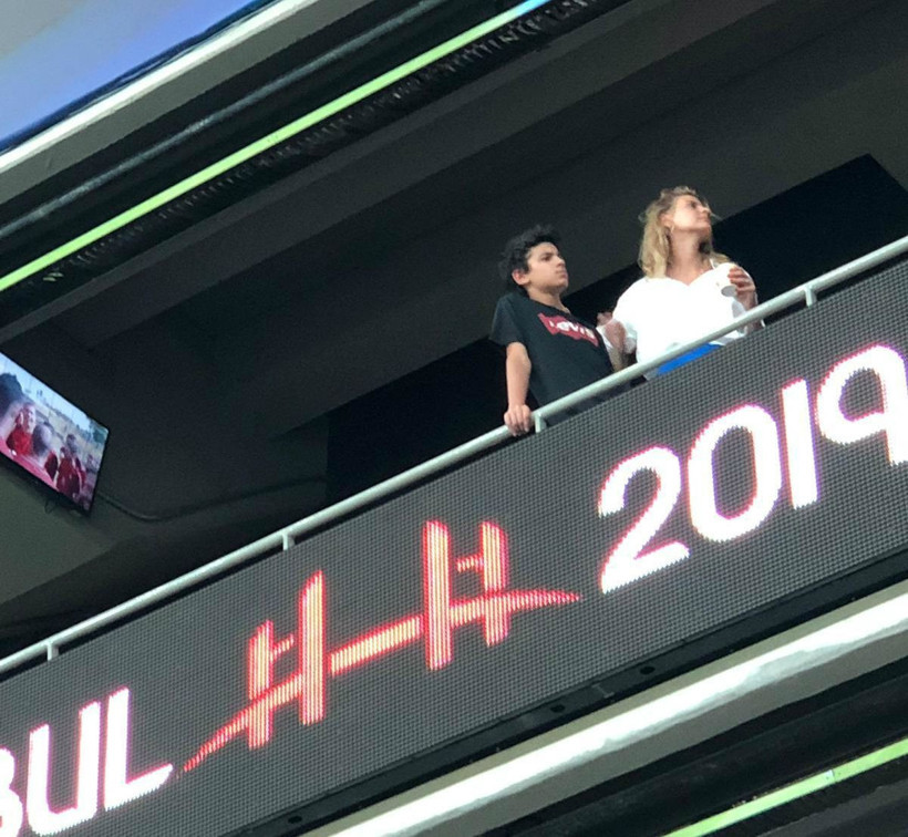 Tuğba Coşkun ve oğlu Ali Sadi'ye Fikret Orman'dan loca jesti! - Resim : 2