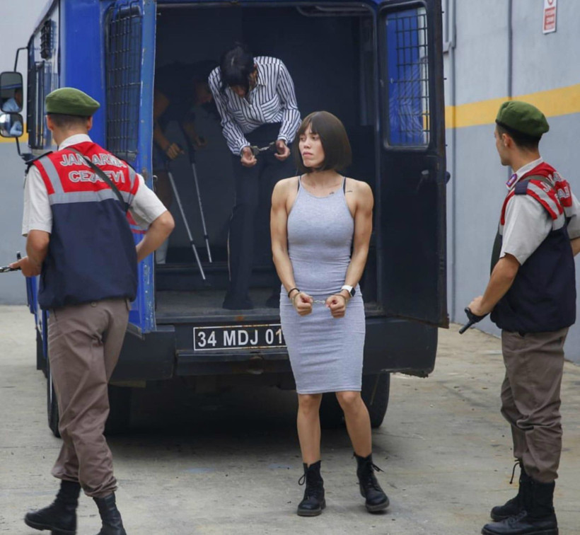 Avlu dizisinin kadrosuna hangi ünlü oyuncu katıldı? - Resim : 4