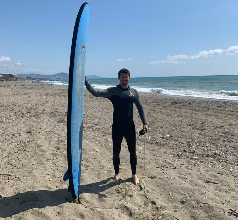 Yüzleşme dizisinin ünlü oyuncusu dalga sörfüne başladı!