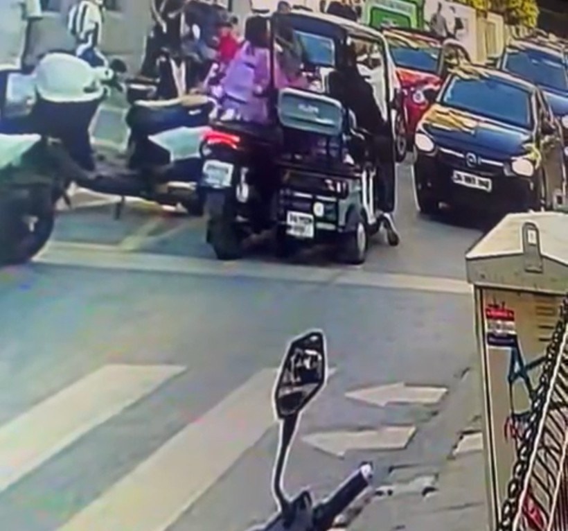 Kadıköy'de dehşet anları! Önce saldırdı sonra bıçakla tehditler savurdu - Resim : 4