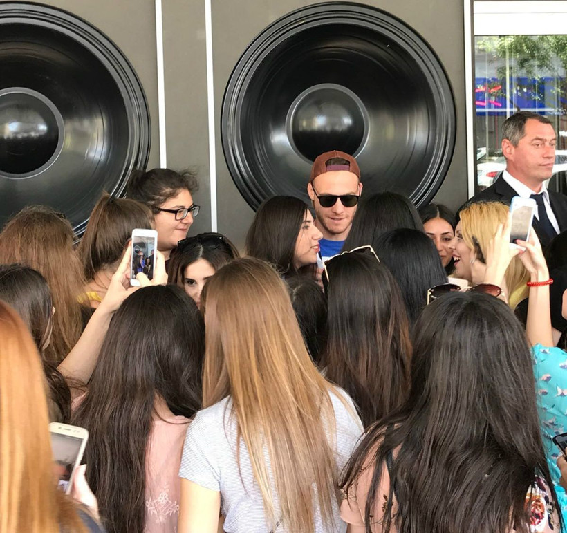 Moskova'da Kerem Bürsin fırtınası!