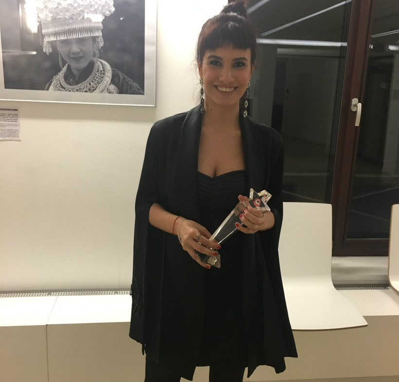 Ünlü oyuncu, Almanya'dan ödülle döndü!