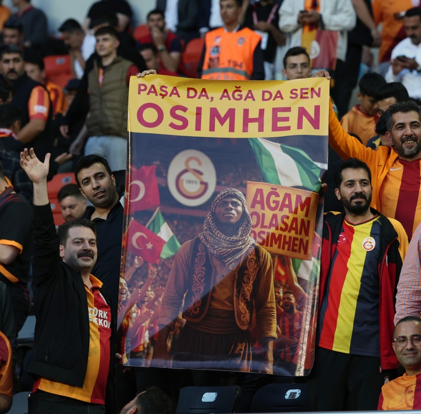 Tribünlerde dikkat çeken Victor Osimhen pankartı! Kayıtsız kalamadı