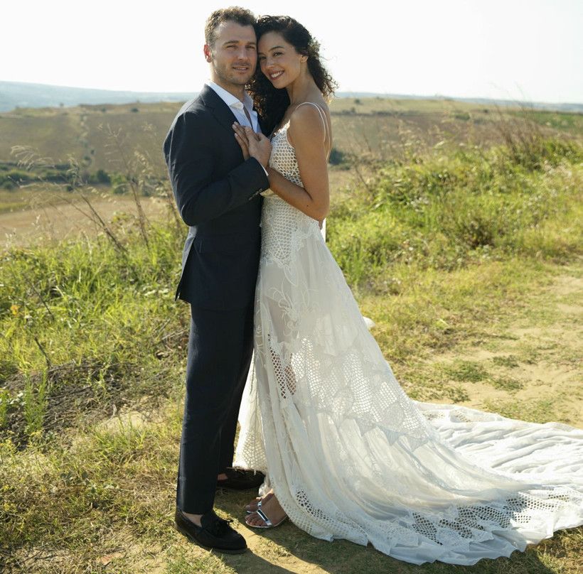 Azra Akın evlendi! İşte, düğünden ilk fotoğraflar...