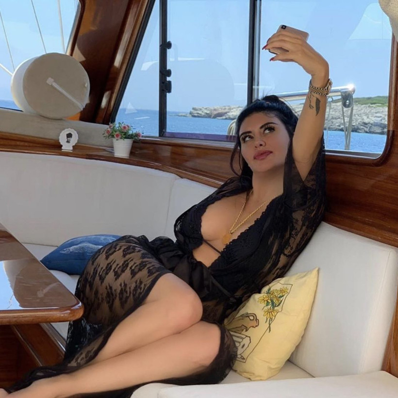 Ebru Polat'ın tatil pozu sosyal medyayı salladı