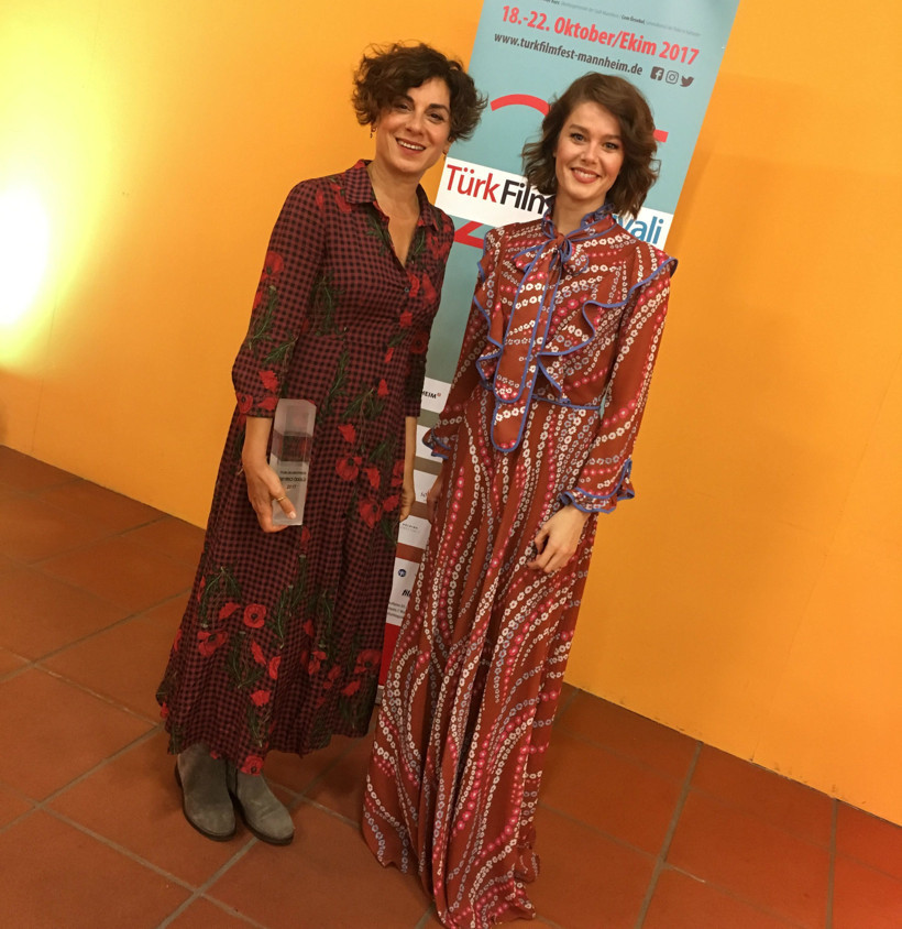 Burcu Biricik, Çok Uzak Fazla Yakın filmiyle ödül aldı