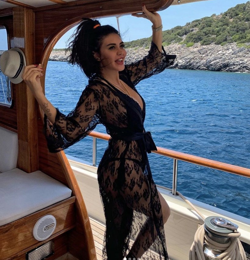 Ebru Polat'ın tatil pozu sosyal medyayı salladı - Resim : 3