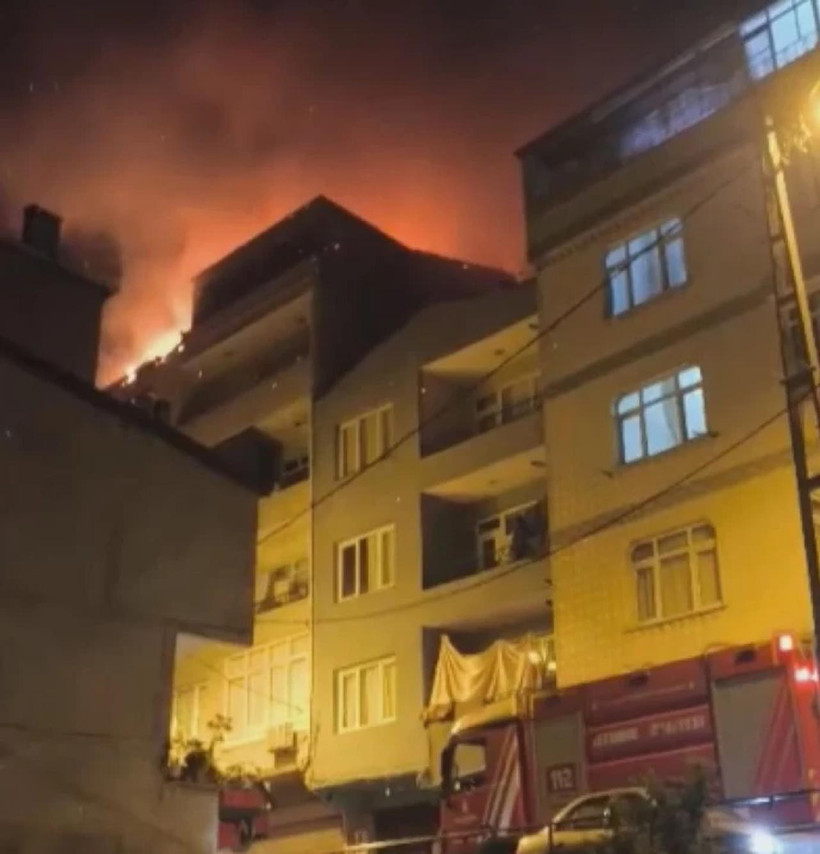 Beyoğlu'nda binada patlama: Mahalleli sokağa döküldü