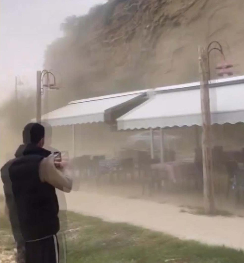 Çay bahçesinde korku dolu anlar! Kaya parçaları üzerlerine yağdı