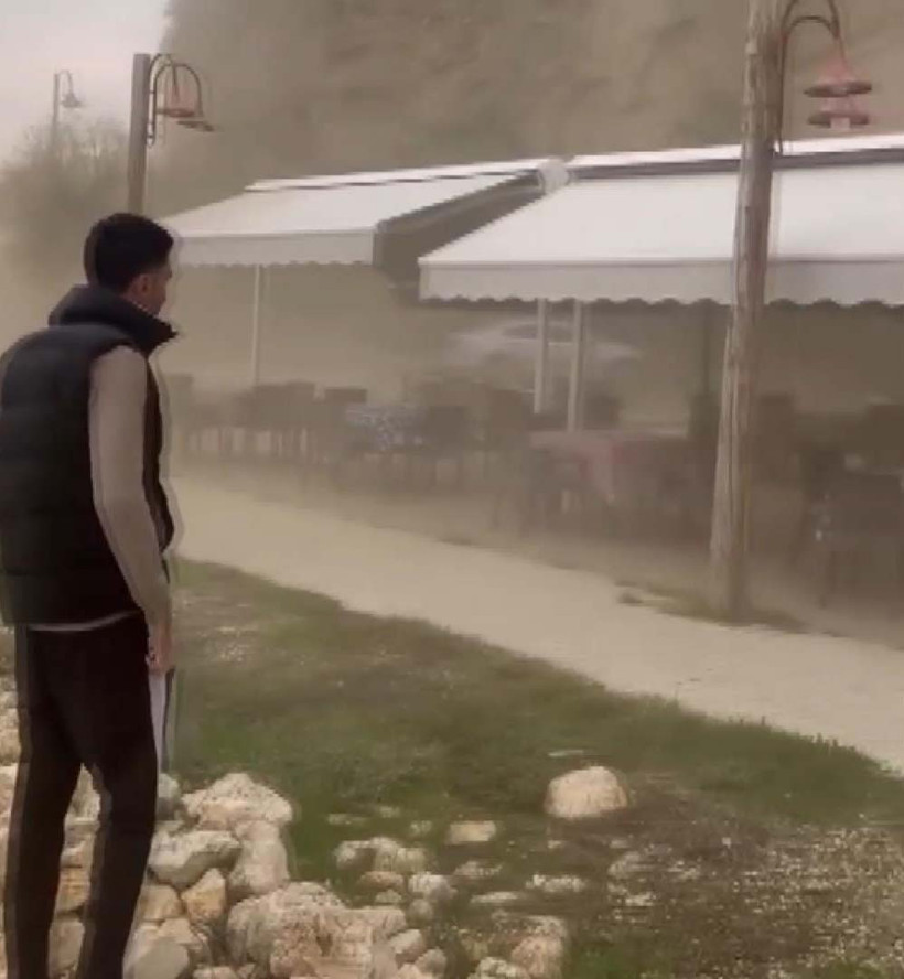 Çay bahçesinde korku dolu anlar! Kaya parçaları üzerlerine yağdı - Resim : 4