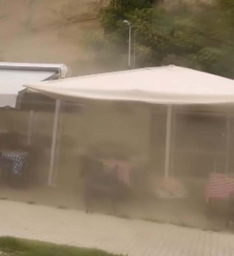 Çay bahçesinde korku dolu anlar! Kaya parçaları üzerlerine yağdı - Resim : 5