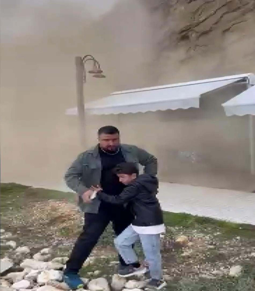 Çay bahçesinde korku dolu anlar! Kaya parçaları üzerlerine yağdı - Resim : 2