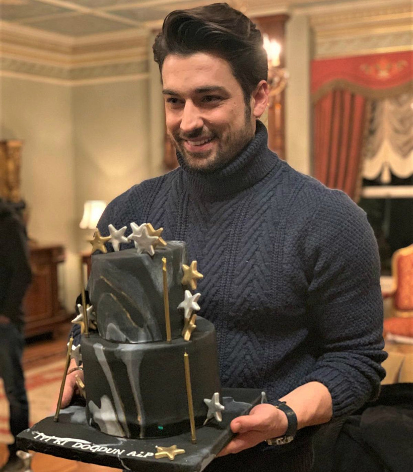 Alp Navruz'a Elimi Bırakma setinde sürpriz doğum günü! - Resim : 3