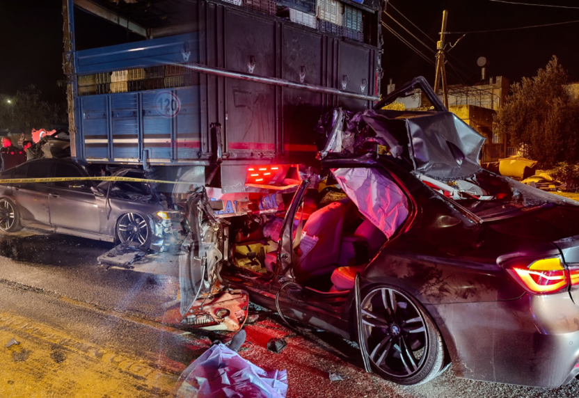 Korkunç kaza! Feci şekilde saplandı: Ölü ve yaralılar var