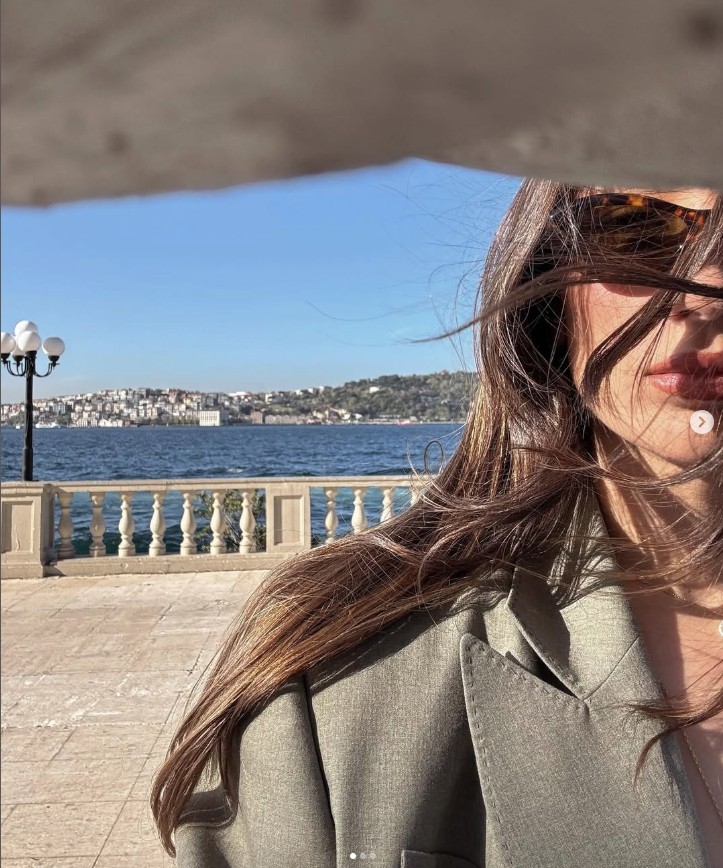 Güzelliğiyle manzaranın önüne geçti. Hande Baladın mini eteğiyle yazı getirdi